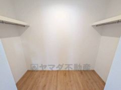 収納力豊富なウォークインクローゼット。洋服や小物などを1箇所にまとめて美しい収納を実現します。スーツケースのような大型の荷物も置けます＾＾