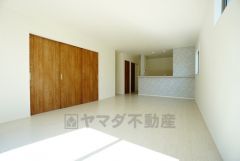断熱性能の窓ガラスを採用。省エネ、光熱費カットにも貢献します。夏は涼しく、冬は暖かく快適に過ごせますよ＾＾