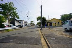 現地（2025年5月13日）撮影。ゆったりとした10ｍ幅の道路をはさんでいることで陽射しを遮られることなくとても明るいです。
