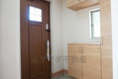 同仕様写真。たっぷり収納できるシューズボックスです。家族全員の靴がきれいに整頓できます。棚の上にお花や写真を飾っても良いですね。