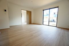 大きな窓のあるリビングは、陽光あふれる明るい空間です。居心地良く、ご家族皆がゆったり寛げる憩いの空間となりそうです。