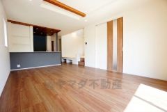 温かみのある雰囲気と、キッチンでの作業性を兼ね備え、家族の笑顔あふれる団らんのひと時をお過ごしいただける設計になっています。