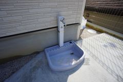 お車の洗車や外壁のお掃除をする際に便利な外水栓。