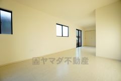 大きな窓のあるリビングは、陽光あふれる明るい空間です。居心地良く、ご家族皆がゆったり寛げる憩いの空間となりそうです。