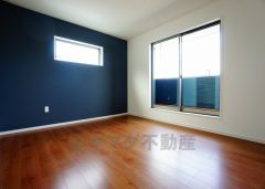 同仕様写真。主寝室としてお使いいただけそうなこちらのお部屋は、日当たりが良く、爽やかな風を感じて起きる朝は、快適生活の始まりに。