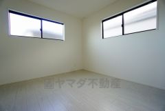 2面採光を確保した明るい室内は、風通しも良く、大変居心地の良い空間となっております。爽やかな風を感じて起きる朝は、快適生活の始まりに。