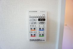 雨の日の洗濯も安心できる浴室暖房乾燥機付き浴室。リモコンで操作もボタン1つで簡単。