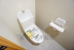 壁リモコンタイプのウォシュレット付き。すっきりした見た目で、トイレ奥の掃除もしやすいです。