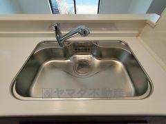 広々とした凸型シンクに洗剤ポケットを標準装備。大きなお鍋など洗いやすいです。