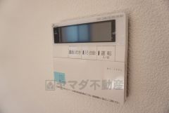 同仕様写真。キッチン横からお湯張り、追い炊き、足し湯がボタン一つで楽々操作できる給湯機リモコンです。