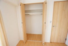 収納量たっぷりのクローゼット付き。ハンガーパイプ付で散らかりがちな洋服類もきれいに整理できます。使用頻度が少ないものは枕棚の上に、足元には3段ボックスを置いて、フル活用できるクローゼットです。