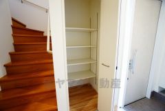 日用品の収納に便利なリビング収納あり。扉付きなので、中の荷物を来客に見られる心配がありません＾＾