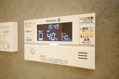 湯量・湯温の設定、そして保温までワンタッチのフルオートバス。便利な追い炊き機能付きです。
