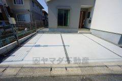 駐車スペースはゆとりある2台分を確保。マイカー用に、お客さま用に、余裕を持ってご利用いただけます。