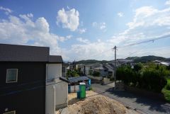 日差しが遮られないように隣家との間に距離を設けています。住宅地ですのでご近所様とコミュニケーション取りやすい距離感が良いですね。