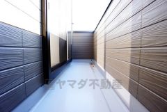 南側に面した大型のバルコニーは日当たり良好です。お洗濯物も気持ちよく干せそうです。日光浴をしたり、星を眺めたりも良いですね^^