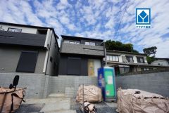 現地（2026年10月20日）撮影。敷地が道路より高い位置にあるため、歩行者から敷地内を覗かれる心配がなく、プライバシーが保たれます。