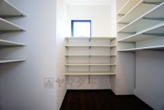 まとめ買いしてもこの収納量なら心配要らずのパントリー。調理家電や食品のストックをすっきりまとめられ、キッチン周りを広々使えます。