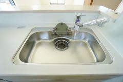 広々とした凸型シンクに洗剤ポケットを標準装備。大きなお鍋など洗いやすいです。