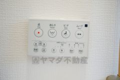 壁リモコンタイプのウォシュレット付き。すっきりした見た目で、トイレ奥の掃除もしやすいです。