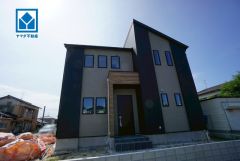 大通りから離れた静かな住宅街。車通りも少なく安心。お気に入りの家具とインテリアで素敵な部屋を作りましょう。