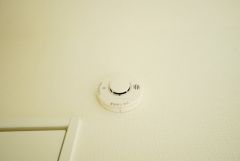 火災報知器が設置されていることで、火災の発生をいち早く感知し、就寝中や留守中でも素早く危険を知らせてくれるため、家族の安全を確保し被害を最小限に抑えられます。