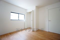 住む人のこだわりを活かす洋室。日当たりがよく、寝室としての利用もおすすめ。広めのクローゼットには荷物をすっきり片付けられ、ゆとりのある暮らしが出来ます＾＾