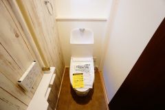 同仕様写真。壁リモコンタイプのウォシュレット付き。すっきりした見た目で、トイレ奥の掃除もしやすいです。