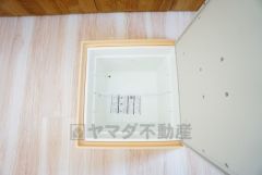 キッチンにある床下収納は、居住スペースを減らさずに買い置きの調味料や非常食などを保管することができます。