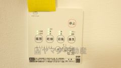 浴室暖房乾燥機付き。天候に左右されず、いつでも好きなときに洗濯物を干せるので、仕事や家事で忙しい方に重宝します。