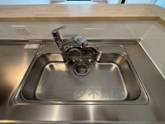 広々とした凸型シンクに洗剤ポケットを標準装備。大きなお鍋など洗いやすいです。