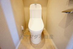 壁リモコンタイプのウォシュレット付き。すっきりした見た目で、トイレ奥の掃除もしやすいです。