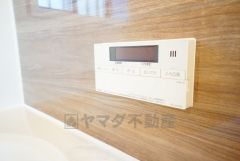 湯量・湯温の設定、そして保温までワンタッチのフルオートバス。便利な追い炊き機能付きです。