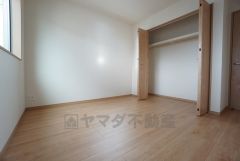 同仕様写真。暖かい日差しが差し込む洋室。たっぷり収納できるクローゼット付きでお部屋の中をすっきりと快適に保てます。