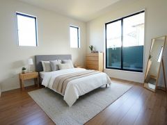家具はイメージです。主寝室としてお使いいただけそうなこちらのお部屋は、日当たりが良く、爽やかな風を感じて起きる朝は、快適生活の始まりに。
