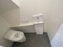 温水洗浄機付トイレです。節水機能もあるので、安心して使えますね。もちろん、1階2階の2ヶ所にトイレがあるので、忙しい朝にもゆとりができますね。