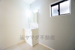 三面鏡つき洗面台。鏡裏にたっぷりとした収納スペースがあります。鏡を閉めてしまえば小物は見えないため、スッキリとした印象の洗面台にできます。