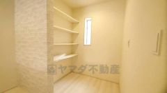 食品や飲料、調理器具を収納できるパントリー付き。週末に買いだめした食料を楽々収納できます。