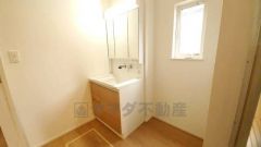 三面鏡つき洗面台。収納も一体型になっているので、ドライヤーやヘアアイロンの置き場に困りません。