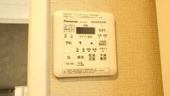 浴室暖房乾燥機付き。天候に左右されず、いつでも好きなときに洗濯物を干せるので、仕事や家事で忙しい方に重宝します。