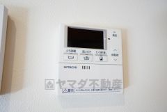キッチン横からお湯張り、追い炊き、足し湯がボタン一つで楽々操作できる給湯機リモコンです。忙しい夕飯準備の時間帯に重宝しますね。