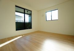 同仕様写真。主寝室としてお使いいただけそうなこちらのお部屋は、日当たりが良く、爽やかな風を感じて起きる朝は、快適生活の始まりに。