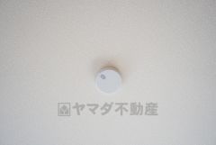 火災報知器が設置されていることで、火災の発生をいち早く感知し、就寝中や留守中でも素早く危険を知らせてくれるため、家族の安全を確保し被害を最小限に抑えられます。