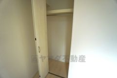 ハンガーパイプ付のクローゼットがあります。散らかりがちな洋服類もきれいに整理できますね。