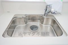 広々とした凸型シンクに洗剤ポケットを標準装備。大きなお鍋など洗いやすいです。