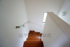 同仕様写真。お子様も高齢の方も安心して上り下りができる手摺がついた安心設計です。