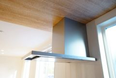 コンロ上には換気扇完備＾＾調理時の蒸気や匂いが換気扇に誘導され、効率的に排煙ができます＾＾