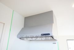 お手入れが簡単なスリム型レンジフードです。調理により発生する油煙や臭いを吸い込み、屋外へ排気してくれます。