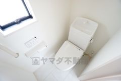 温水洗浄機付トイレです。節水機能もあるので、安心して使えますね。もちろん、1階2階の2ヶ所にトイレがあるので、忙しい朝にもゆとりができますね。