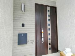 家の顔となる玄関扉がかっこいいと、たくさんの人を招き入れたくなりますね＾＾奥まって設置されており、雨にも濡れにくくなっています。